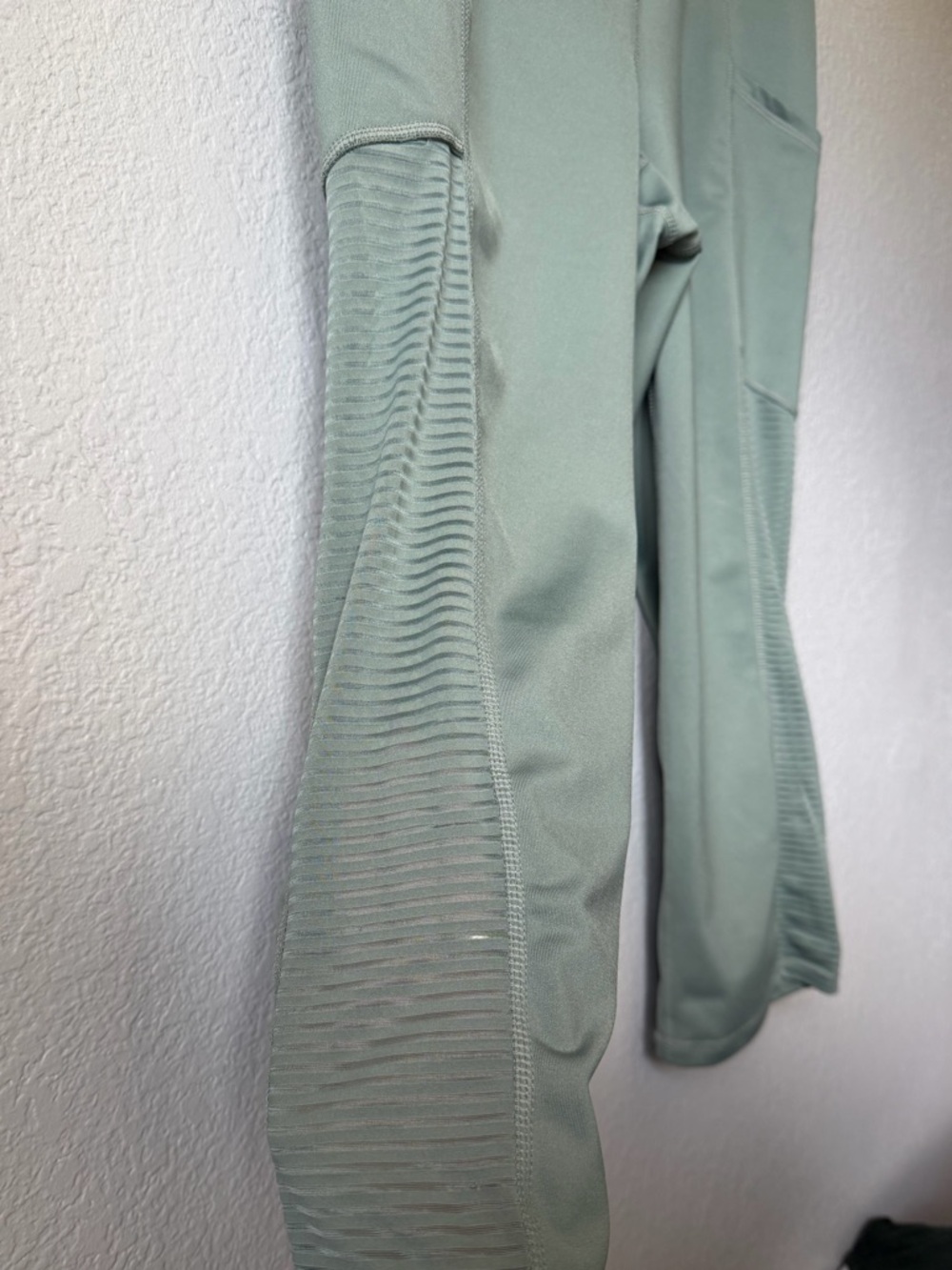Reebok Focus Capri Compression Leggings: Side Pockets, EUC, Sage Green, Large - Picture 4 of 13